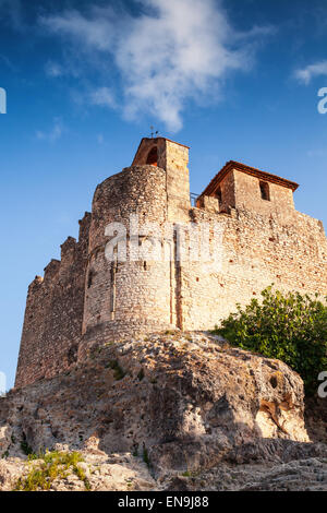 Mittelalterliche steinerne Burg auf dem Felsen in Spanien. Wahrzeichen der Stadt Calafell, vertikale Foto Stockfoto