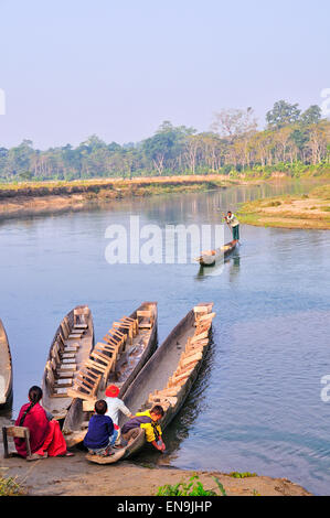 Über Royal Chitwan National Park Royal Chitwan National Park ("Chitwan" bedeutet "im Herzen des Dschungels") umfasst 932 qkm. Stockfoto