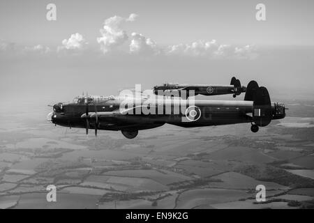 Speziell angepasste zwei Lancaster-Bomber, Typ 464 (Provisioning), mit hüpfenden Bomben, wie von 617 Geschwader, das Dambusters geflogen. Stockfoto