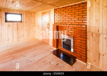 Innenraum der Sauna - Fenster, Kamin, niemand Stockfoto