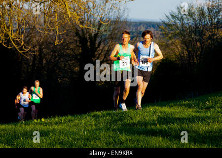 Rennfahrer fiel Langlauf quer über einem Hügel in der Nähe von Matlock Bath im Peak District Derbyshire Dales England UK Stockfoto