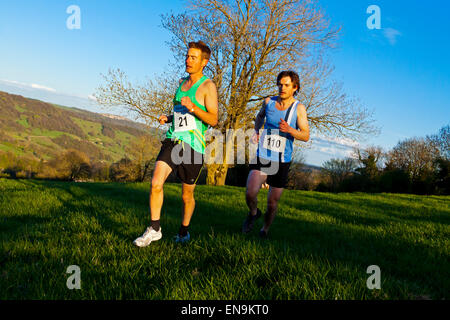 Rennfahrer fiel Langlauf quer über einem Hügel in der Nähe von Matlock Bath im Peak District Derbyshire Dales England UK Stockfoto