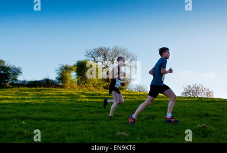 Rennfahrer fiel Langlauf quer über einem Hügel in der Nähe von Matlock Bath im Peak District Derbyshire Dales England UK Stockfoto