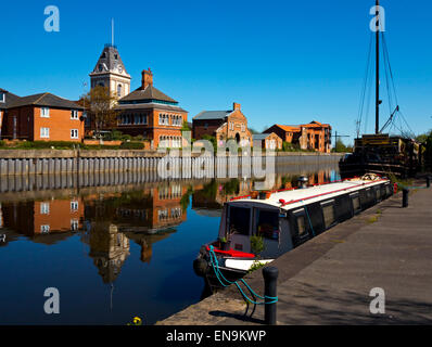 Gebäude spiegelt sich in den Fluss Trent am Flughafen Newark on Trent eine Stadt in Nottinghamshire in den East Midlands England UK Stockfoto