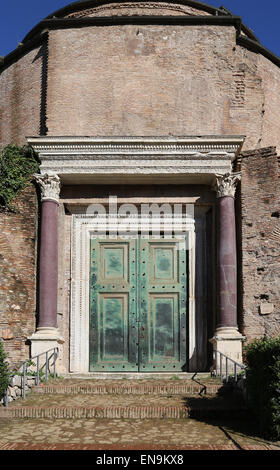 Italien. Rom. Das Forum Romanum. Tempel des Divus Romulus. Origal Bronze Türen am Eingang oft den Tempel. 4. Jahrhundert. Stockfoto