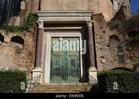 Italien. Rom. Das Forum Romanum. Tempel des Divus Romulus. Origal Bronze Türen am Eingang oft den Tempel. 4. Jahrhundert. Stockfoto