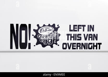 Aufkleber auf einem Volkswagen Camper van "No Cadbury Creme Eiern links Van über Nacht" Stockfoto
