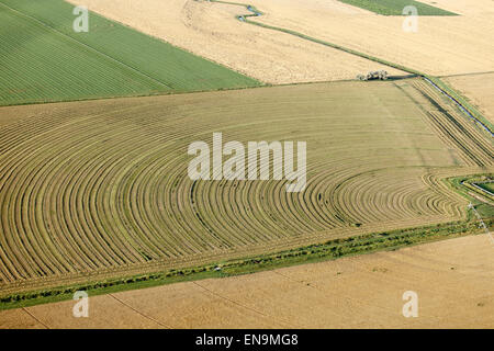 Eine Antenne anzeigen konzentrische Kreise schneiden Luzerne Heu trocknen in der Sommersonne. Stockfoto