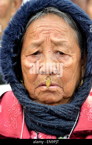 London, England, Vereinigtes Königreich. Ältere nepalesische Frau trägt eine Nase Gestüt (Phuli) und hängende Nase Ornament (Bulaki) Stockfoto