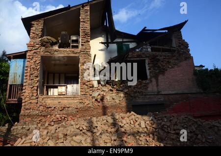 Kathmandu, Nepal. 30. April 2015. Viele Gebäude und Häuser haben Sie Ursache durch ein Erdbeben gefallen. Das 2015 Nepal Erdbeben, das geglaubt wird, um mehr als 6.100 Tote ab 29. April 2015, ereignete sich um 11:56 am 25 April Moment Magnitude 7.8 oder 8.1 mit NST. Bildnachweis: Prabhat Kumar Verma/Pacific Press/Alamy Live-Nachrichten Stockfoto