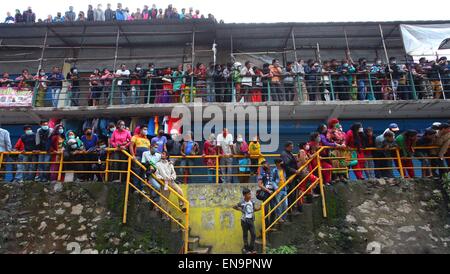 Kathmandu, Nepal. 30. April 2015. Leute zu beobachten, als bewaffnete Polizei-Kraft Nepal und andere Helfer arbeitest du Gongabu in Kathmandu, Nepal, 30. April 2015. Die Zahl der Todesopfer durch ein starkes Erdbeben in Nepal kletterte auf 5.844, sagte das Land Ministerium des Innern in seiner neuesten Update am Donnerstag. Bildnachweis: Sunil Sharma/Xinhua/Alamy Live-Nachrichten Stockfoto