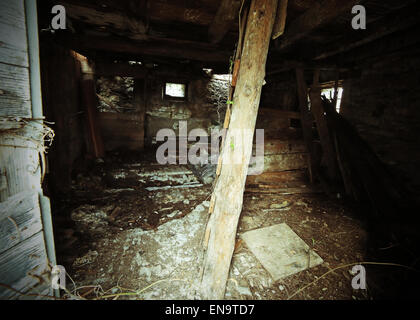 verlassenes Haus in Trümmern, Gefahr des Zusammenbruchs und eine alte Holztreppe Stockfoto