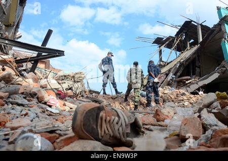 Kathmandu, Nepal. 30. April 2015. Leichen wurden Suche nach Russisch und nepalesischen Armee während der Suche und Rettung in Kathmandu. Das Erdbeben, das geglaubt wird, um mehr als 6.100 Tote ab 29. April 2015, ereignete sich um 11:56 am 25 April Moment Magnitude 7.8 oder 8.1 mit NST. Bildnachweis: Prabhat Kumar Verma/Pacific Press/Alamy Live-Nachrichten Stockfoto