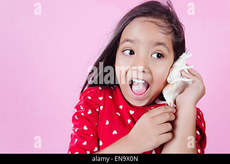 1 indische Kinder Mädchen Conch genießen Stockfoto