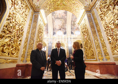 Valletta, Malta. 30. April 2015. German President Joachim Gauck (C) wird bei einem Besuch in der St. Johns Co-Cathedral in Valletta, Malta, 30. April 2015 von Lawrence Mifsud (L), Priester der Kathedrale und Kuratorin Cynthia de Giorgio (R) begleitet. Gauck ist zu einem zweitägigen Besuch in Malta. Foto: RAINER JENSEN/Dpa/Alamy Live-Nachrichten Stockfoto