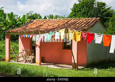 Kuba-Vinales Häuschen Veranda Schaukelstuhl Stühle waschen Wäscheleine Stockfoto