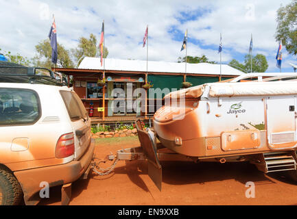 Outback fahren, Auto Fahren mit einem Anhänger in den roten Staub bedeckt, Kimberley Region, Western Australia, WA, Australien Stockfoto