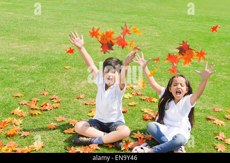 2 indische Kinder Freunde im Park genießen Stockfoto