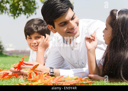 Genießen Sie indische Vater und Kinder im park Stockfoto