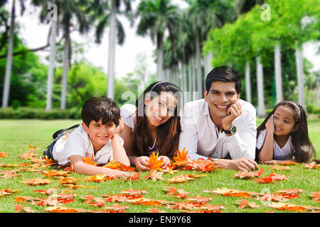 Genießen Sie indische Eltern und Kinder im park Stockfoto