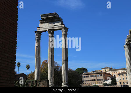 Italien. Rom. Das Forum Romanum. Tempel des Castor und Pollux. Blick auf die drei Spalten. Stockfoto