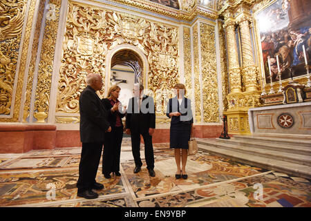 Der deutsche Bundespräsident Joachim Gauck (2-R) und sein Partner Daniela Schadt (R) werden durch Lawrence Mifsud (L), Priester der Kathedrale und Kurator Cynthia de Giorgio während eines Besuchs in St. Johns Co-Cathedral in Valletta, Malta, 30. April 2015 begleitet. Gauck ist zu einem zweitägigen Besuch in Malta. Foto: RAINER JENSEN/dpa Stockfoto