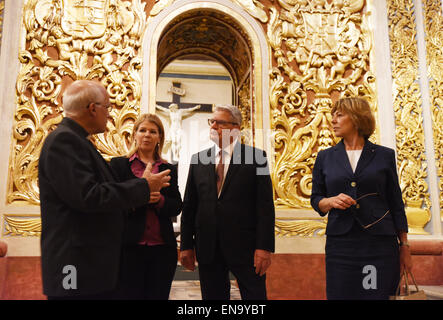 Der deutsche Bundespräsident Joachim Gauck (2-R) und sein Partner Daniela Schadt (R) werden durch Lawrence Mifsud (L), Priester der Kathedrale und Kurator Cynthia de Giorgio während eines Besuchs in St. Johns Co-Cathedral in Valletta, Malta, 30. April 2015 begleitet. Gauck ist zu einem zweitägigen Besuch in Malta. Foto: RAINER JENSEN/dpa Stockfoto