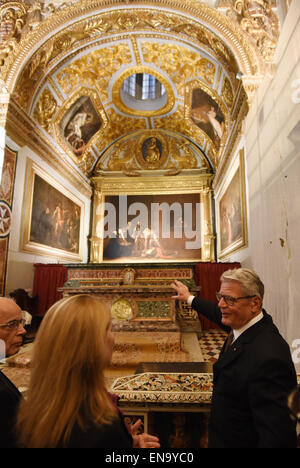 Bundespräsident Joachim Gauck, zusammen mit Lawrence Mifsud (L), Priester der Kathedrale und Kurator Cynthia de Giorgio, schaut das Gemälde "die Enthauptung von Johannes dem Täufer" von italienischen Künstler Caravaggio bei einem Besuch in St. John's Co-Cathedral in Valletta, Malta, 30. April 2015. Gauck ist zu einem zweitägigen Besuch in Malta. Foto: RAINER JENSEN/dpa Stockfoto