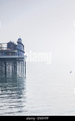 Brighton Pier mit seinen Helter Skelter reflektierenden im Meer auf einem weichen, nebligen Tag, Brighton, Sussex, England. Stockfoto