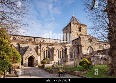 Die Pfarrei und Priorat St. Nikolauskirche, Arundel, Sussex, England, UK, an einem sonnigen Tag im zeitigen Frühjahr. Stockfoto