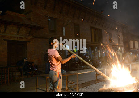 Kathmandu, Nepal. 30. April 2015. Narayan Shrestha, einem Körper-Brenner, mit seinen Freunden im Ortsbild Pashupati Feuerbestattung in Kathmandu, Nepal, 29. April 2015. Er nie so gut besucht wie die letzten fünf Tage gewesen, sagte er. In größtenteils hinduistischen Nepal sind die Toten in der Regel in einer Feuerbestattung Feuerbestattung Gründen genannt Ghats eingeäschert. Die Scheiterhaufen an einem Standort Kathmandu Feuerbestattung brennen rund um die Uhr ihre Türen immer mehr Leichen der Opfer des Erdbebens - viele herrenlosen - ankommen. Bildnachweis: Dpa picture Alliance/Alamy Live News Stockfoto