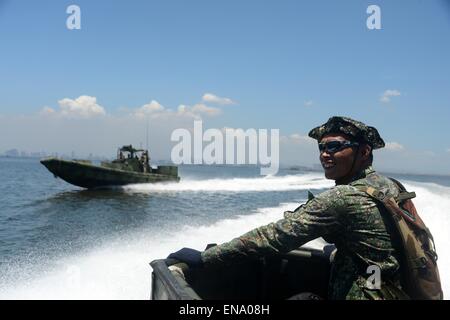 Eine philippinische Marine Commando während des Trainings Operationen mit US Navy SEAL Coastal Riverine Squadron 3 Kommandos auf Patrouille in Manila Bay 28. April 2015 in Manila, Philippinen. Stockfoto