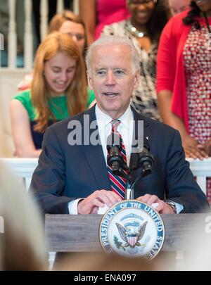 US-Vizepräsident Joe Biden liefert Hinweise auf dem vierten Jahrestag der Beitritt Kräfte, ein Programm, das Unterstützung Service-Mitglieder, Veteranen und ihre Familien am Naval Observatory 27. April 2015 in Washington, DC bietet. Stockfoto