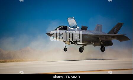 A uns Marinekorps F-35 b Lightning II Jagdflugzeug führt eine vertikale Landung simuliert das Flugdeck eines Flugzeugträgers Piloten landen und starten auf See 27. April 2015 in Yuma, Arizona vorzubereiten. Stockfoto