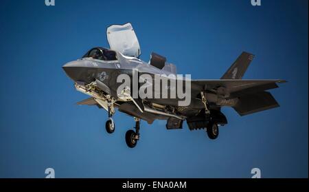 A uns Marinekorps F-35 b Lightning II Jagdflugzeug führt eine vertikale Landung simuliert das Flugdeck eines Flugzeugträgers Piloten landen und starten auf See 27. April 2015 in Yuma, Arizona vorzubereiten. Stockfoto