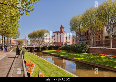 La Basse, einem Nebenfluss des Tet, die Kreuze der französischen Stadt Perpignan, Languedoc-Roussillon und der Porte du Notre Dame Stockfoto