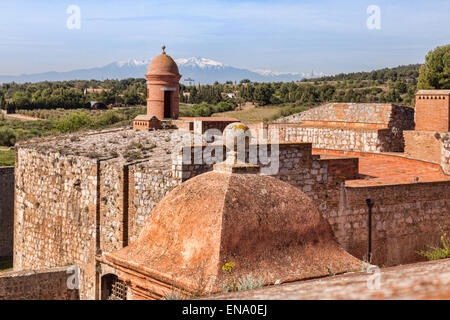 Ein Blick über die Dächer von Fort de Salses bis zu den Pyrenäen, Salses-le-Chateau, Languedoc-Roussillon, Pyrenäen-Orientales, Frankreich Stockfoto