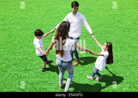 Genießen Sie indische Eltern und Kinder im park Stockfoto