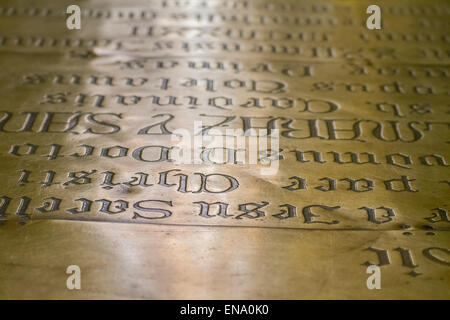 Metall mit spanischen Schrift eingraviert Stockfoto