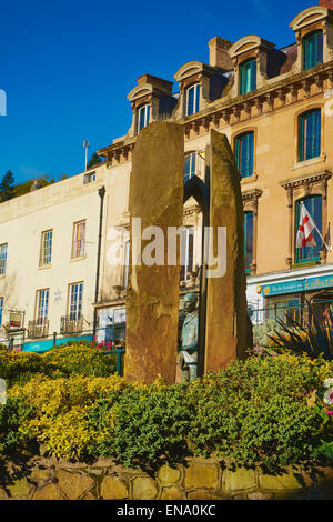 Einen ungewohnten Blick auf die Statue des englischen Komponisten Edward Elgar in Church Street, Great Malvern, Worcestershire. Stockfoto