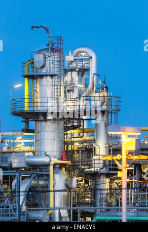 Detail der Destillation Türme in einer Chemiefabrik und Raffinerie mit blauen Nachthimmel. Stockfoto