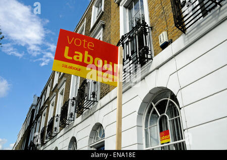 Abstimmung-Labour Party-Plakat außerhalb Georgian House, Plakat im Fenster Gibson Square London Borough of Islington England Großbritannien UK Stockfoto