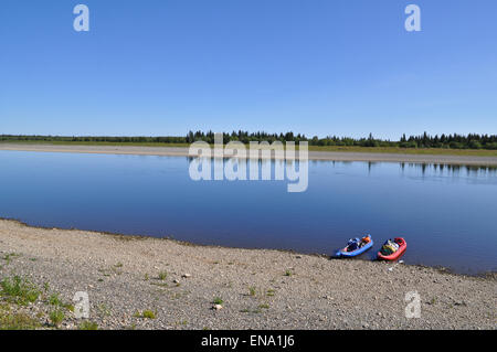 Die polaren Ural, die untere Oberlauf des Flusses Lemva, Republik Komi, Russland. Der Broad River und das Boot. Stockfoto