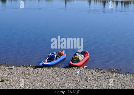 Die polaren Ural, die untere Oberlauf des Flusses Lemva, Republik Komi, Russland. Der Broad River und das Boot. Stockfoto