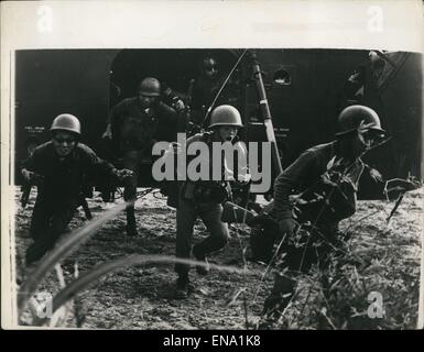 Datei. 30. April 2015. Der Vietnam-Krieg, auch bekannt als die zweiten Indochina-Krieg, und auch in Vietnam bekannt als Widerstand Krieg gegen Amerika oder einfach den amerikanischen Krieg, war eine Ära des Kalten Krieges Stellvertreter-Krieg, der in Vietnam, Laos und Kambodscha ab November 1955 bis zum Fall von Saigon am 30. April 1975 stattgefunden. Im Bild: 5. Mai 1965 - Vietnam Truppen abzuwehren Angriff: vietnamesische Infanteristen Gerangel von einem UH - 34D Hubschrauber in der Nähe von Ang Bac, 8 Meilen von Da Nang, andere vietnamesischen Infanteristen zu unterstützen, bei der Abwehr eines Angriffs auf ihrem Sektor von Viet Cong Bandenkämpfer. (Kredit-Bild: © Keystone Bilder USA/ZUMAPRES Stockfoto