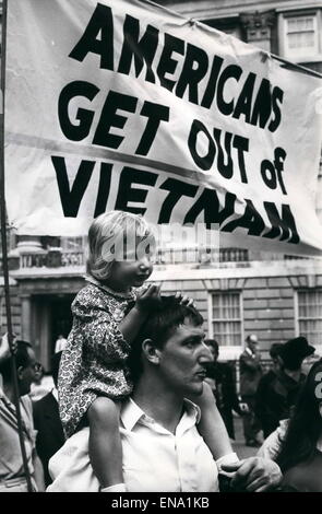Datei. 30. April 2015. Der Vietnam-Krieg, auch bekannt als die zweiten Indochina-Krieg, und auch in Vietnam bekannt als Widerstand Krieg gegen Amerika oder einfach den amerikanischen Krieg, war eine Ära des Kalten Krieges Stellvertreter-Krieg, der in Vietnam, Laos und Kambodscha ab November 1955 bis zum Fall von Saigon am 30. April 1975 stattgefunden. Im Bild: 7. Juli 1966 - Demonstration am amerikanischen Botschaft: fast 1.000 Anti-Vietnam-Demonstranten marschierten an die amerikanische Botschaft in Grosvenor Square, London, letzte Nacht, aus Protest gegen die jüngsten Bombardierung der Nordvietnams Hauptstadt Hanoi. Der Marsch für friedlich übergeben und es gab n Stockfoto