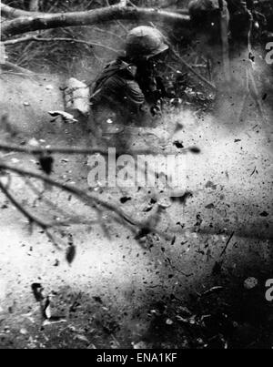 Datei. 30. April 2015. Der Vietnam-Krieg, auch bekannt als die zweiten Indochina-Krieg, und auch in Vietnam bekannt als Widerstand Krieg gegen Amerika oder einfach den amerikanischen Krieg, war eine Ära des Kalten Krieges Stellvertreter-Krieg, der in Vietnam, Laos und Kambodscha ab November 1955 bis zum Fall von Saigon am 30. April 1975 stattgefunden. Im Bild: 5. August 1966 "Enten - Vietnam - A Soldier der 1. US-Infanteriedivision" aus der hinteren Explosion eines Gewehrs 106 mm während des Betriebs "Paul Revere IV". In den 1950er Jahren die USA begannen, Truppen nach Vietnam, in den folgenden 25 Jahren schicken, der darauf folgenden Krieg würde einige der stärksten schaffen Stockfoto