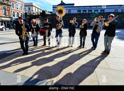 Internationaler Jazz Tag in Londonderry, Nordirland - 30. April 2015. Die niederländischen JayDee Jazz Band spielt in Londonderry anlässlich UNESCO Welttag International Jazz und die Öffnung von der Stadt von Derry Jazz Festival, das bis zum 4. Mai läuft.  Bildnachweis: George Sweeney/Alamy Live-Nachrichten Stockfoto