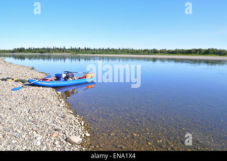 Die polaren Ural, die untere Oberlauf des Flusses Lemva, Republik Komi, Russland. Der Broad River und das Boot. Stockfoto