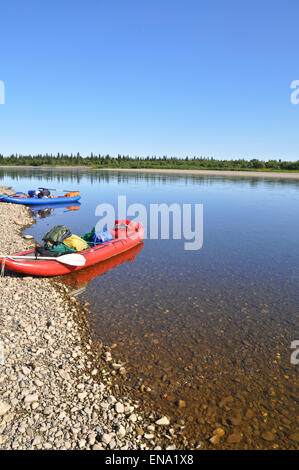 Die polaren Ural, die untere Oberlauf des Flusses Lemva, Republik Komi, Russland. Der Broad River und das Boot. Stockfoto